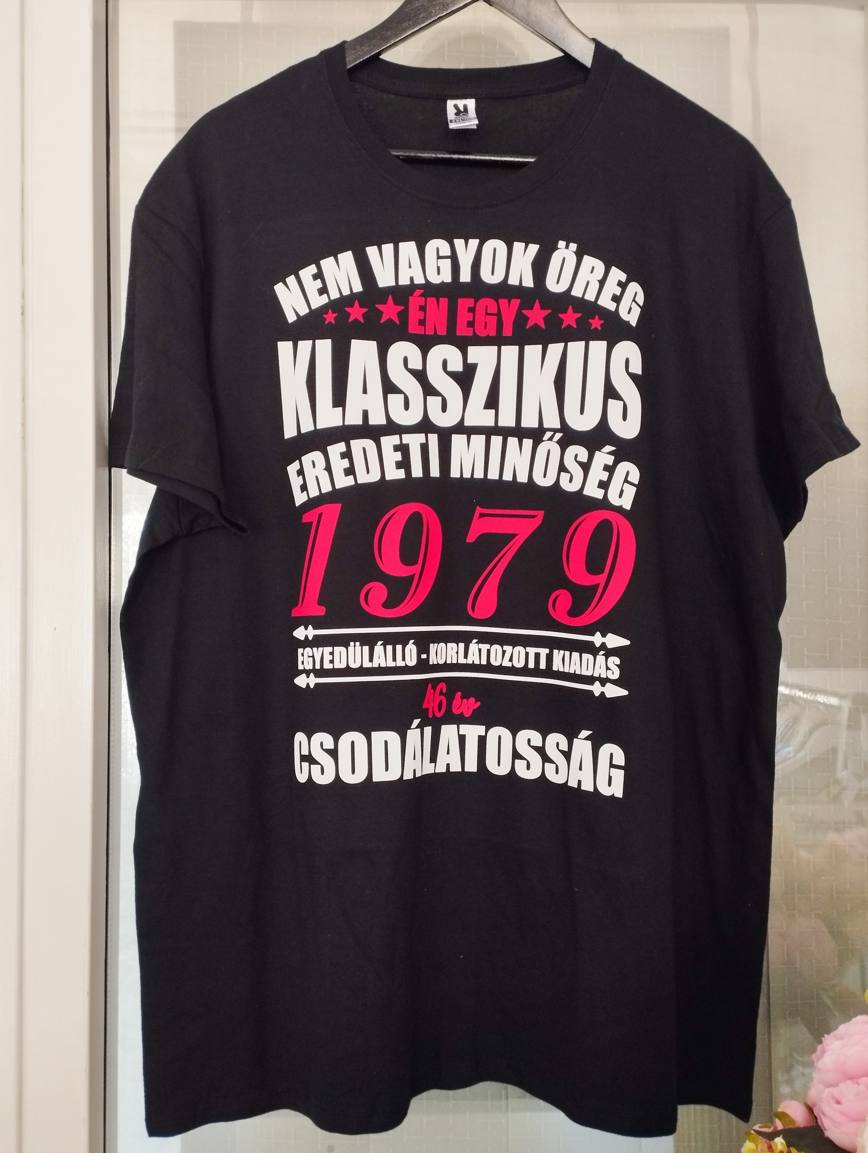 Feliratozott pólók férfiaknak