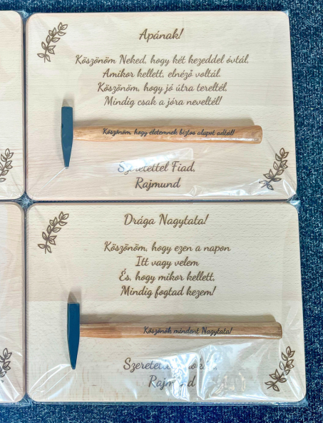 Köszöntő tábla kalapáccsal