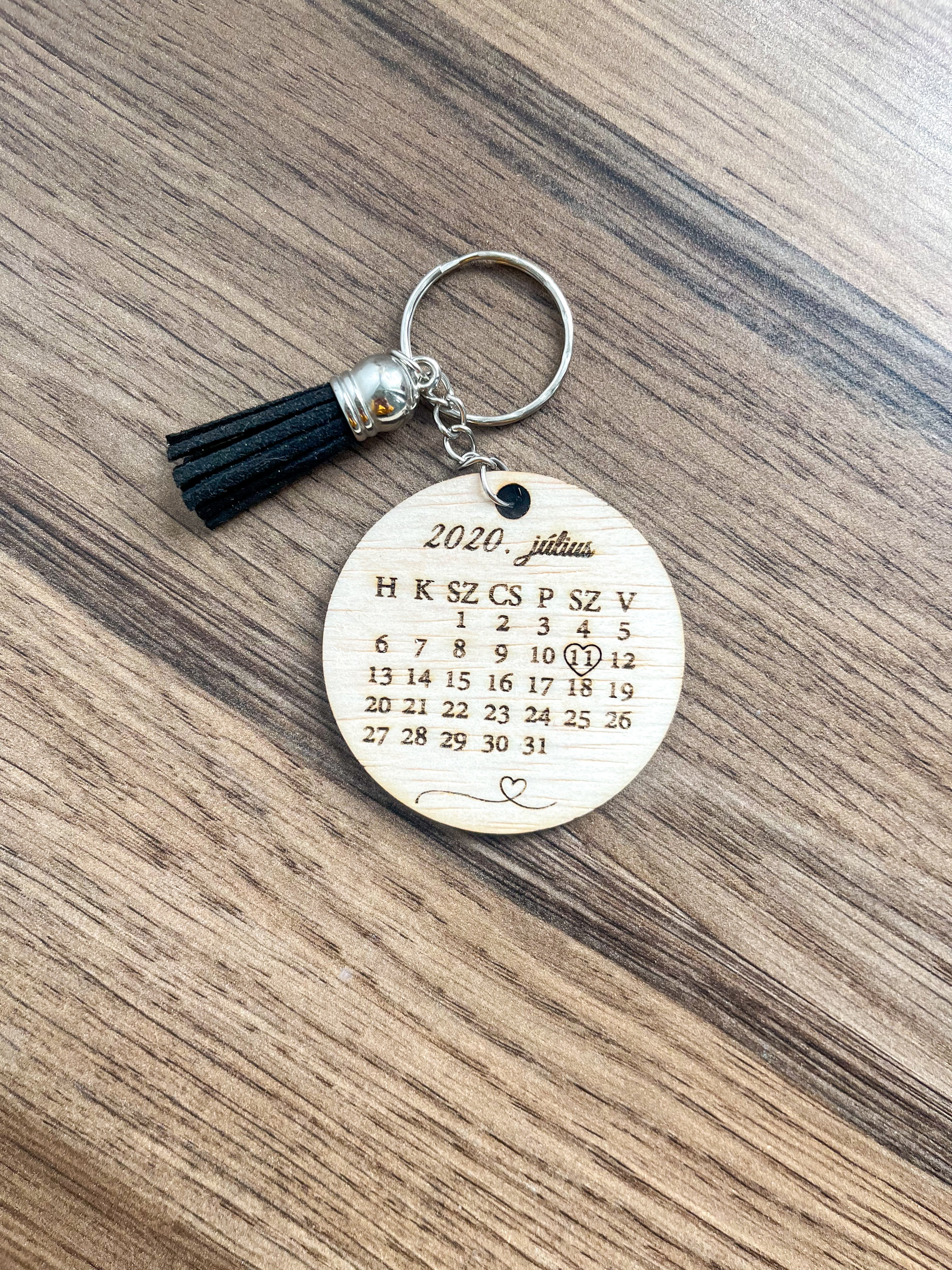 Dátumos fa kulcstartó