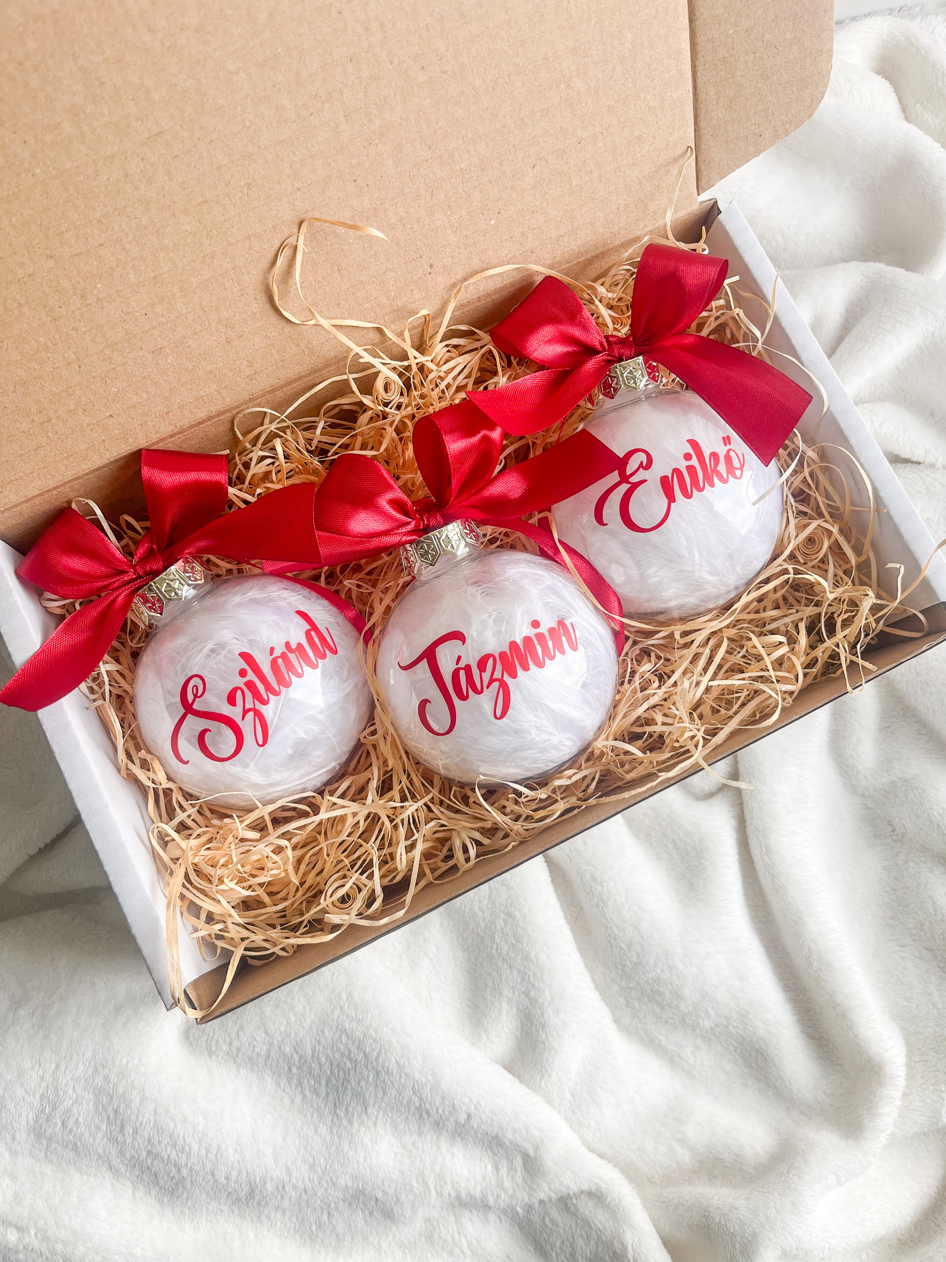 Átlátszó gömb tollal töltve